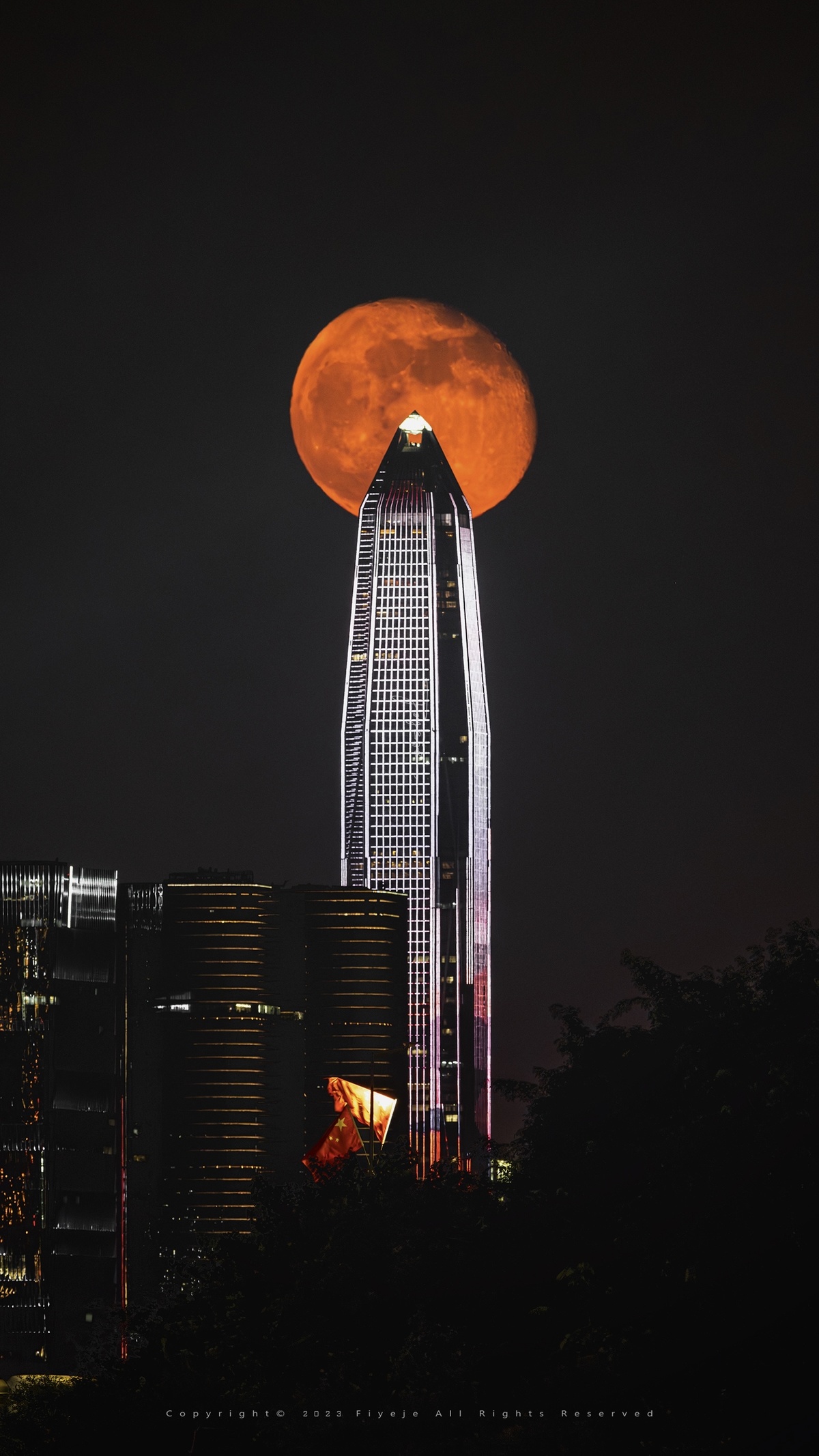 城市的天际线上 满月升起。