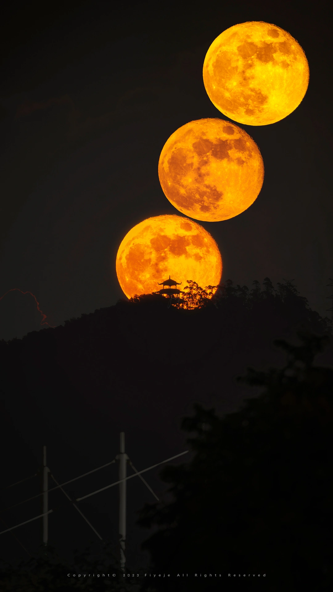 夜晚从山上升起的满月