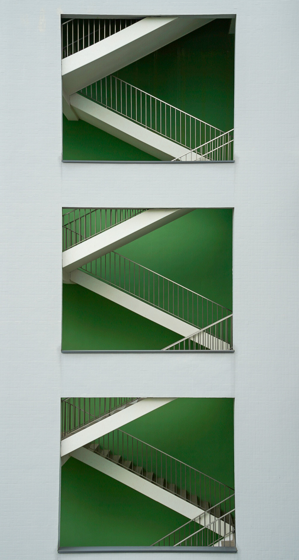 一栋建筑中的一个带有绿色墙壁的楼梯的图片