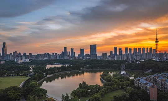 夕阳下的城市 前景中有天际线和湖泊