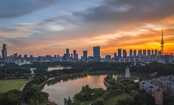 夕阳下的城市 前景中有天际线和湖泊