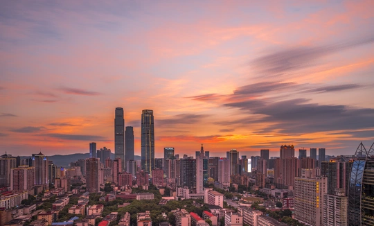 夕阳下城市天空中色彩斑斓的建筑物和摩天大楼