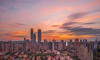 夕阳下城市天空中色彩斑斓的建筑物和摩天大楼