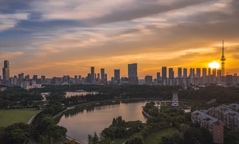 夕阳下的城市轮廓线 前景中有河流和湖泊。