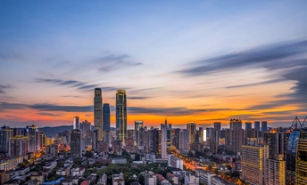 夕阳下的城市天际线 前景中有高楼大厦。