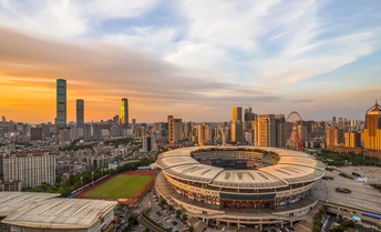夕阳下的城市天际线