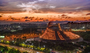 城市中心的夜晚一座大型建筑