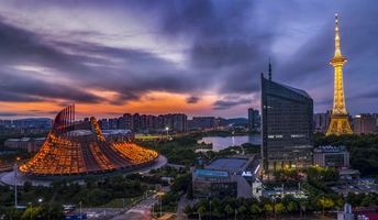 夕阳下的城市 前景中有建筑。