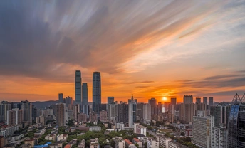 夕阳下的城市天际线 高耸的建筑和天空中的云朵。