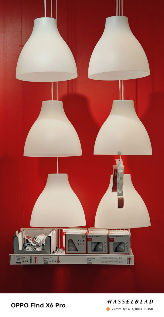 一组白色灯在红色墙壁前