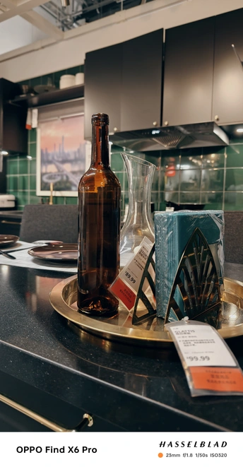 一瓶葡萄酒和一只玻璃杯放在厨房桌子上的托盘上。