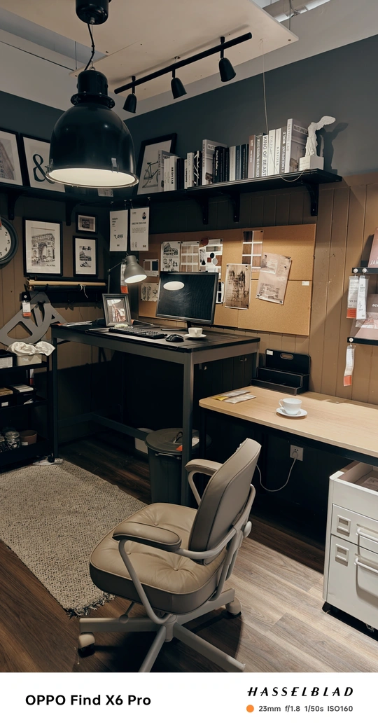 一个带有桌子和椅子的家庭办公室