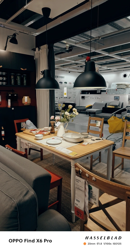 一个带有桌椅和一个开放式厨房的房间