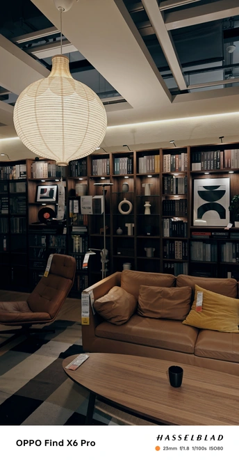 一个带有沙发、椅子、桌子和书架的房间 书架上堆满了书籍。