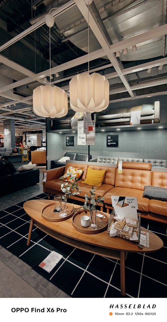 一个带有沙发、咖啡桌和其他家具的客厅