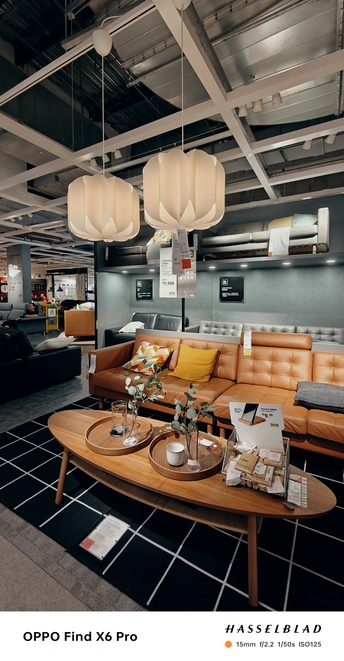 一个带有沙发、咖啡桌和其他家具的客厅