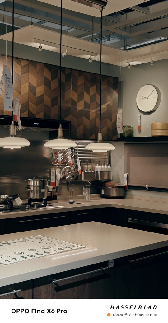 一个带柜台和挂钟的厨房