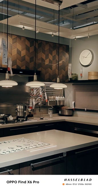 一个带柜台和挂钟的厨房