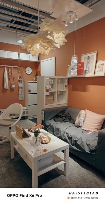 一个带有橙色墙壁、白色桌子和沙发的小客厅