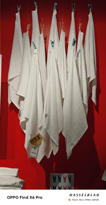 白毛巾挂在红色房间里的挂钩上