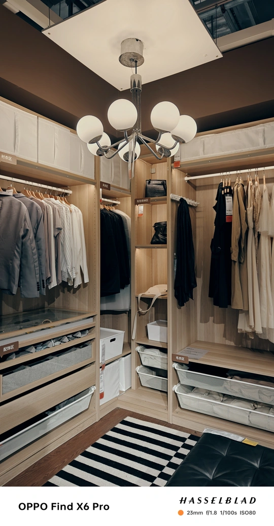 一个带有开放式步入式衣橱的房间