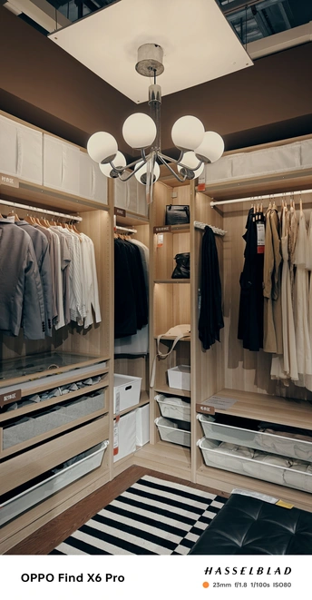 一个带有开放式步入式衣橱的房间