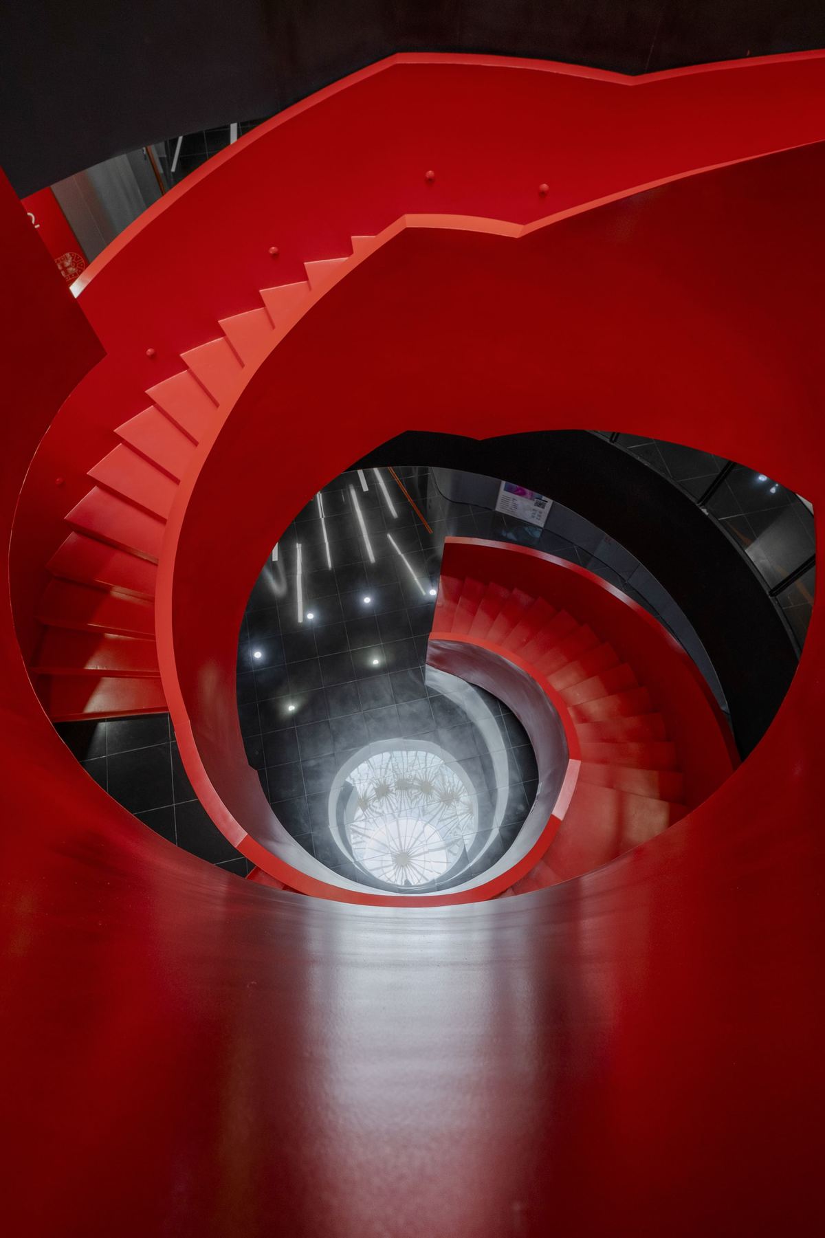 螺旋楼梯 红色楼梯 室内有光