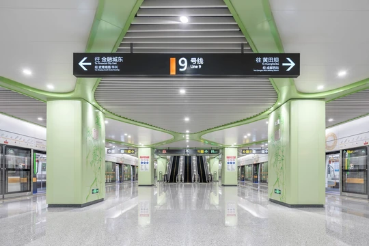 绿色天花板的大型地铁站