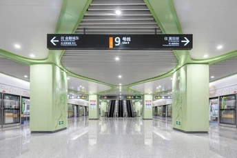 绿色天花板的大型地铁站