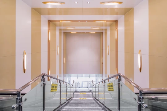 通往现代建筑二楼的 empty staircase