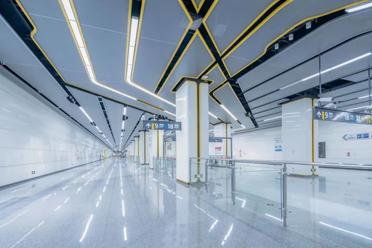 空荡荡的建筑物 带有发光的天花板