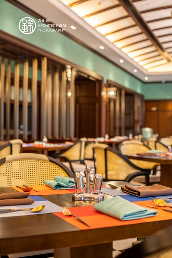 一个带有桌子和椅子的餐厅