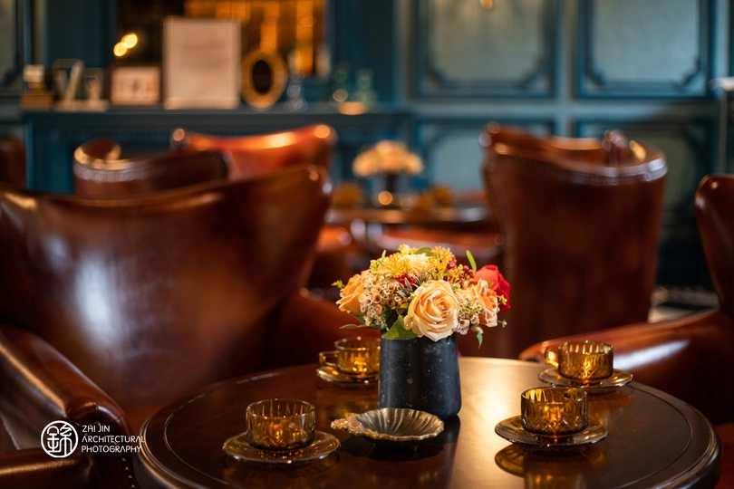 一个带有桌椅和酒吧的房间