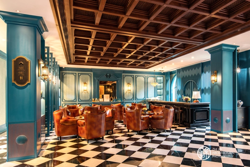 一家带有蓝色墙壁、黑白棋盘式地板和桌椅的餐厅