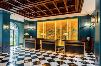 一个带蓝色墙壁和黑白棋盘式地面的门厅