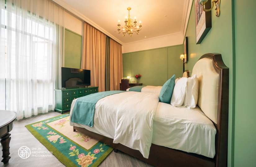 一个带有大床和大窗户的卧室