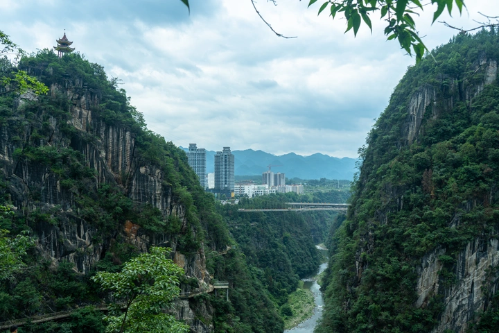 城市中的峡谷，峡谷中的城市