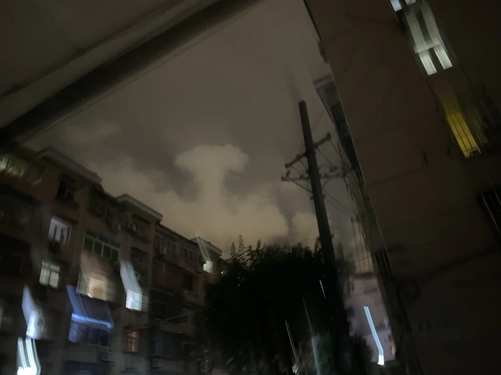 上空惊现蘑菇云