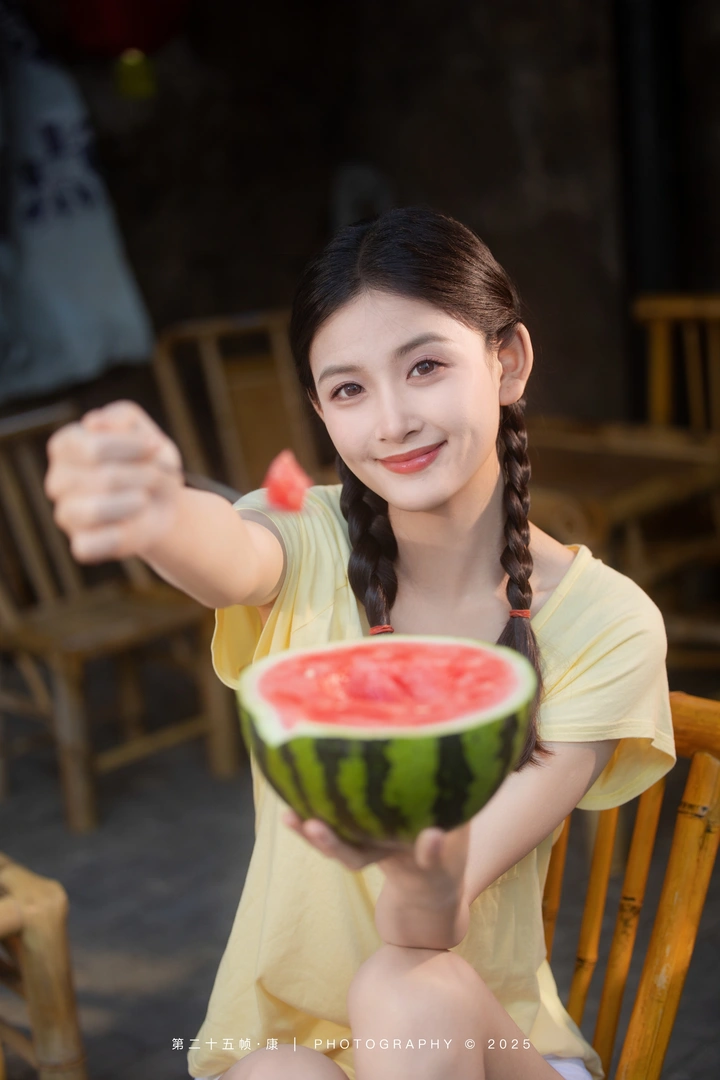 吃西瓜的女孩