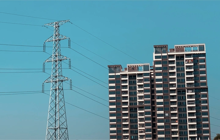 蓝天下的建筑物低角度