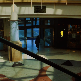 一个人在建筑物的大厅里 带着一个大钟