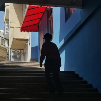 一个人走上楼梯 楼梯上有阴影