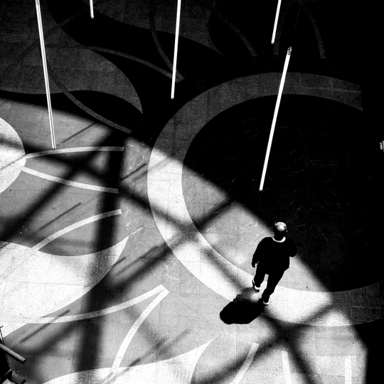 一个站在黑白地板上滑板上的男人