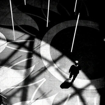 一个站在黑白地板上滑板上的男人