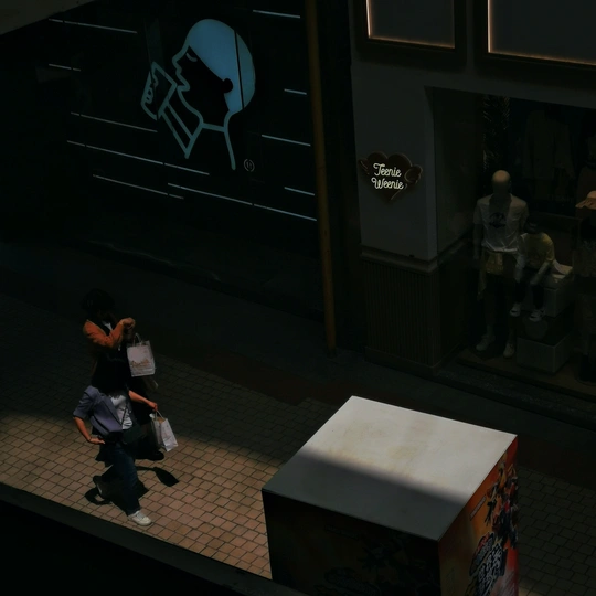 一个人坐着给一个人拍照