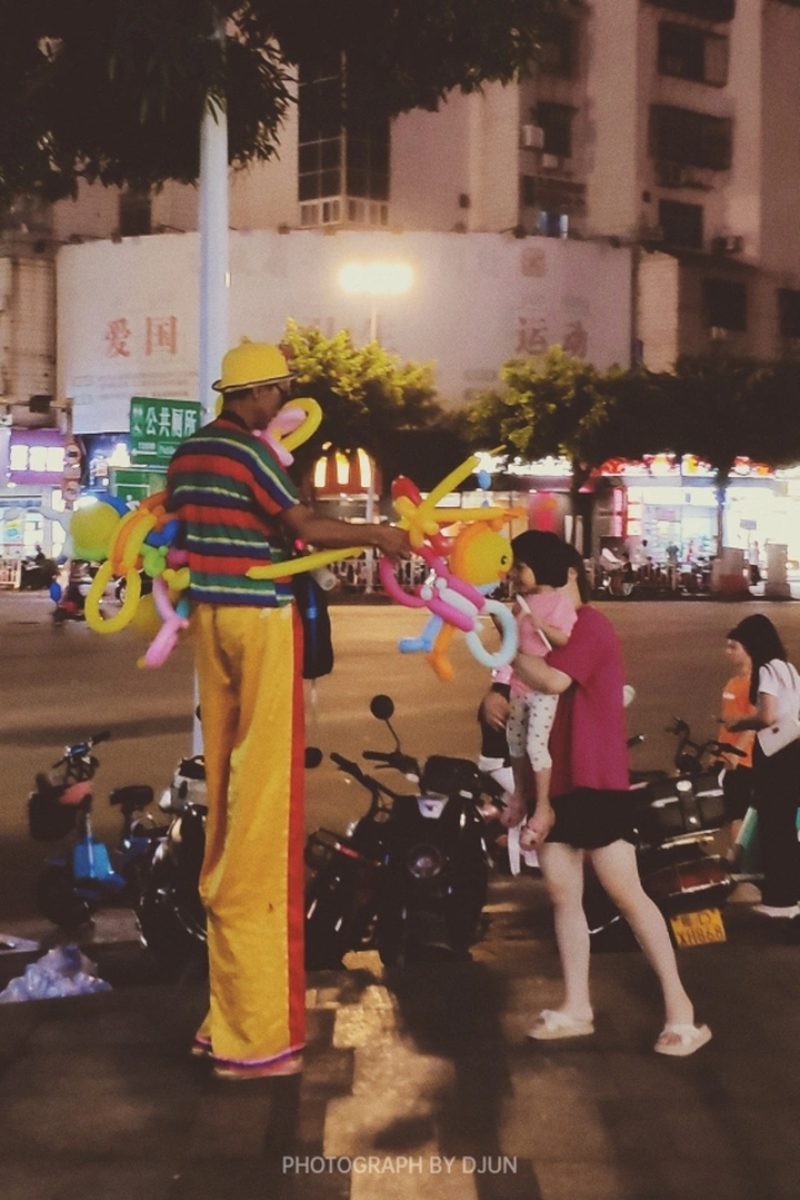 小丑与小女孩