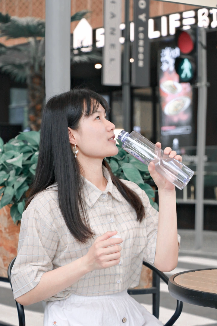 莫兰迪色调人像喝水微笑特写镜头