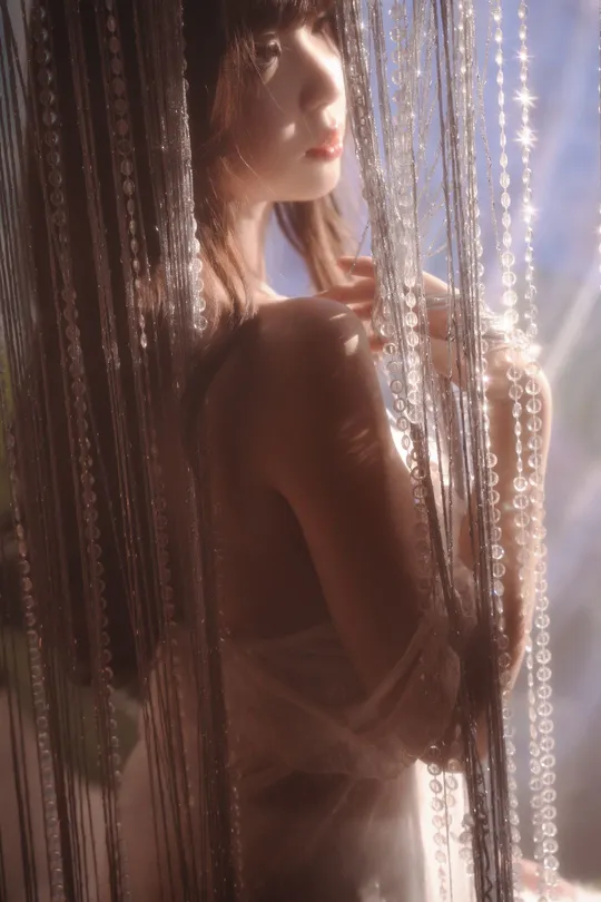 一位穿着连衣裙的女子在幕后