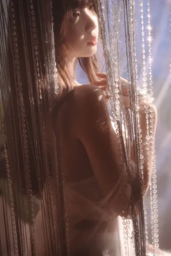 一位穿着连衣裙的女子在幕后