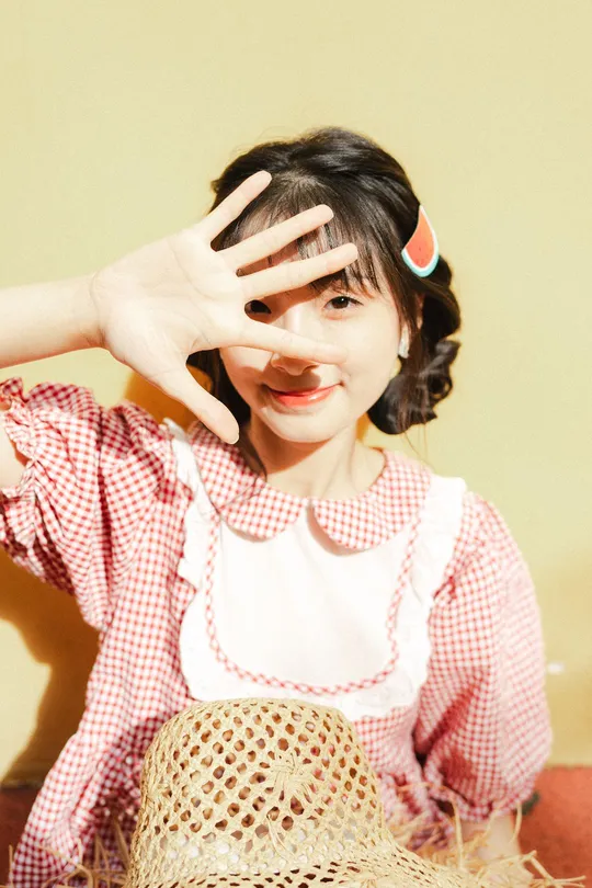 一个小女孩穿着服装 手捂着脸